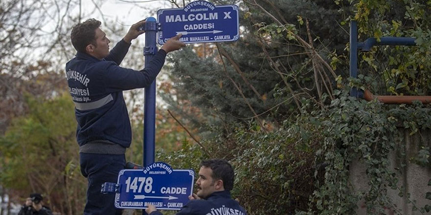 ABD Büyükelçiliği'nin bulunduğu caddeye 'Malcolm X' tabelası asıldı