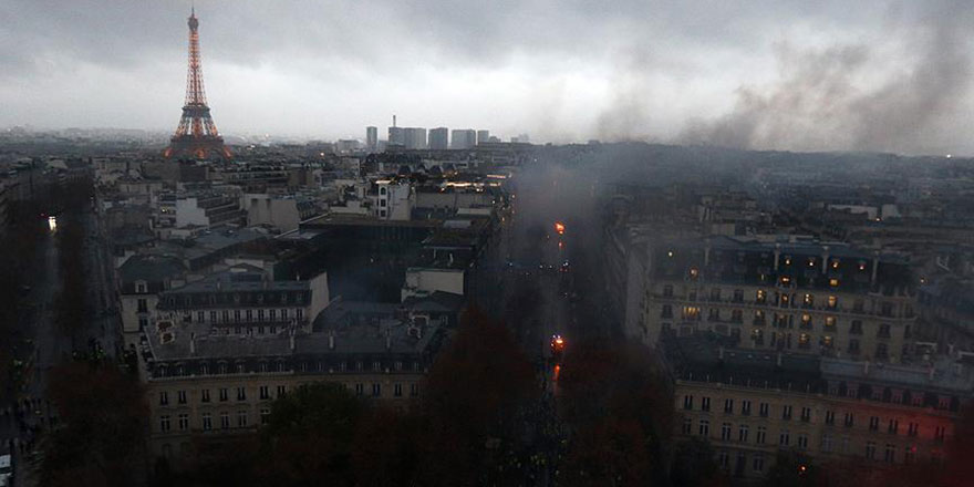 Fransa'da Kovid-19 nedeniyle Paris dahil 16 bölgede sokağa çıkma kısıtlaması uygulanacak