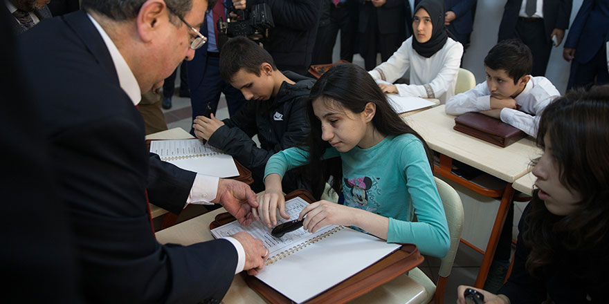 Görme engelli öğrencilere Kur'an-ı Kerim okuma cihazı