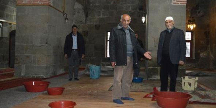 Tarihi camilerin çatıları restore edildikten sonra akmaya başladı