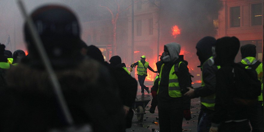 Paris'te iklim değişikliği protestocularına biber gazlı müdahale
