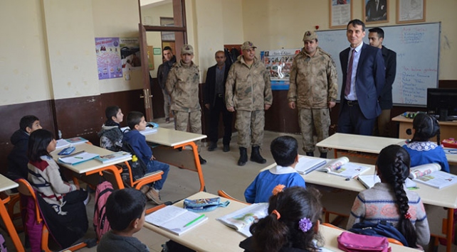 Mehmetçik'ten köy çocuklarını ısıtan kampanya