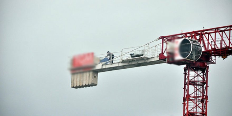 60 metre yükseklikteki vinç mescid oldu, namazını kıldı