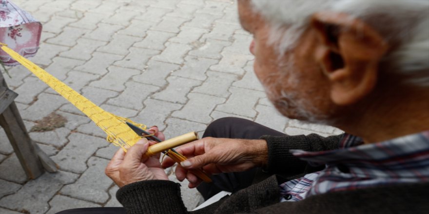 Yaşlı çift pazarlarda naylon israfını böyle düşürecek