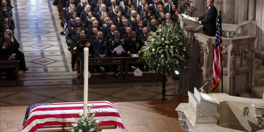 'Baba Bush' toprağa verildi