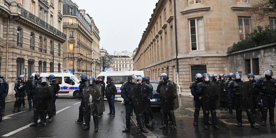 Fransa adeta savaşa hazırlanıyor