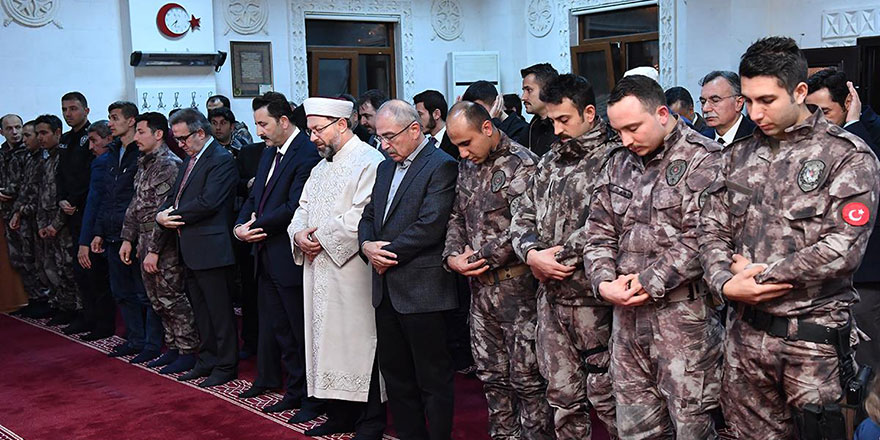 Erbaş, polislerle namaz kıldı şükür duası yaptı
