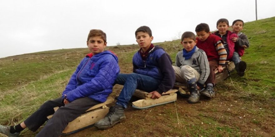 Muşlu çocuklar ıslanan çimlerde kızak keyfi yaptı