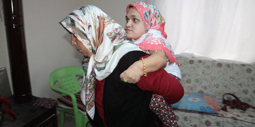 Kızını 35 yıldır sırtında taşıyor