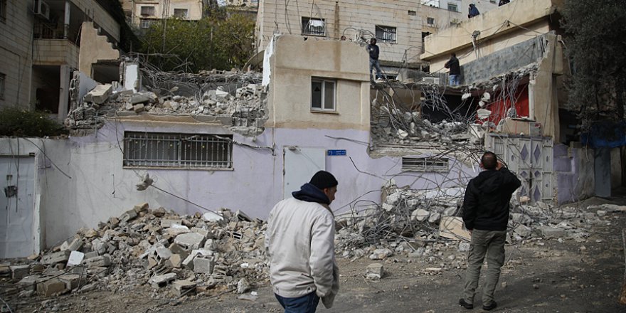 İşgalci İsrail, Filistinliye evini zorla yıktırdı