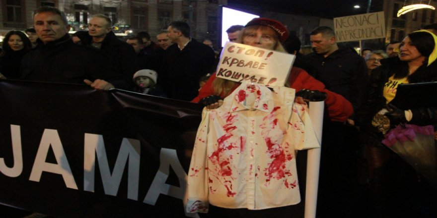 Sırbistan'da yüzlerce kişi sokağa indi