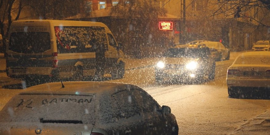 Ardahan'a kar yağdırıldı, sokaklar beyaza büründü