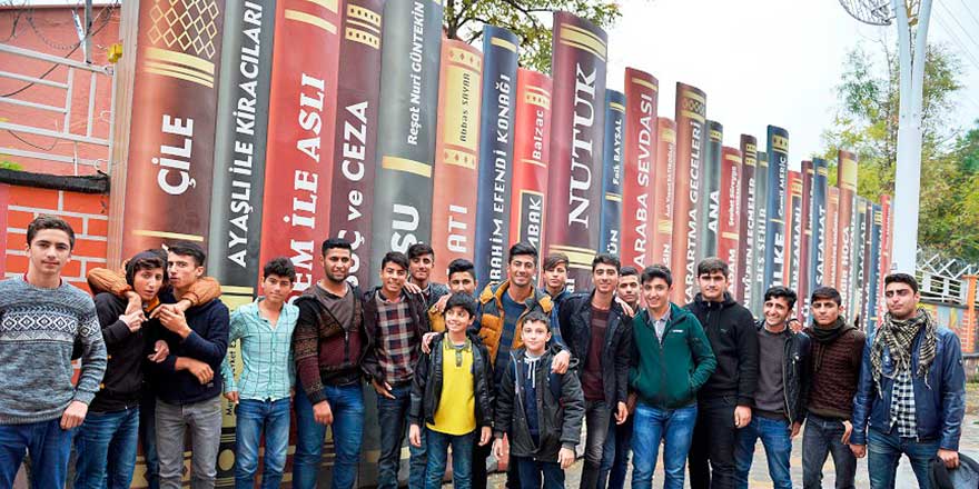 Okula 'kitap' gibi duvar