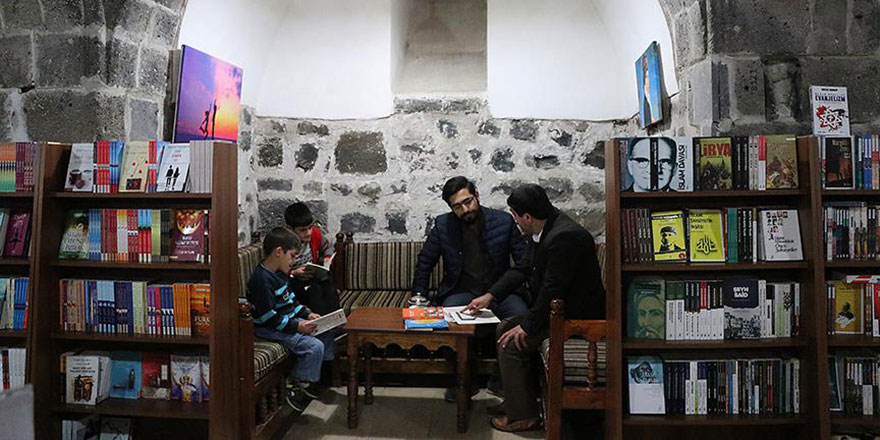 Diyarbakır'ın tarihi çarşısındaki mekanda kitap okuma keyfi