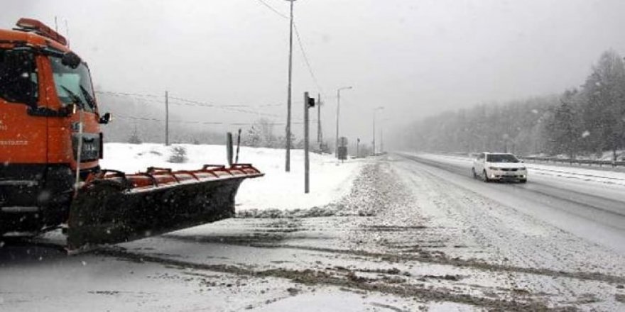 Bolu Dağı'nda ulaşıma kar yağışı engeli