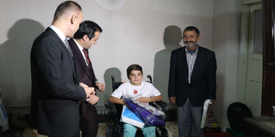 Akülü sandalyeye kavuşan 10 yaşındaki Ferhat Polat okula gidebilecek