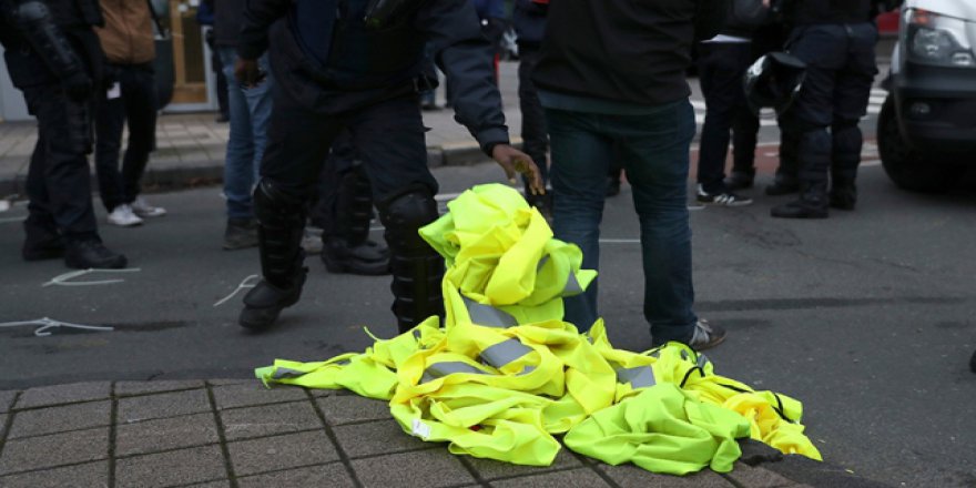 'Sarı Yelekliler'den sonra 'Kırmızı Yelekliler' piyasaya çıktı