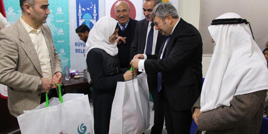 Ürdünlü öğrencilere Türkiye'den kırtasiye ve giyecek yardımı