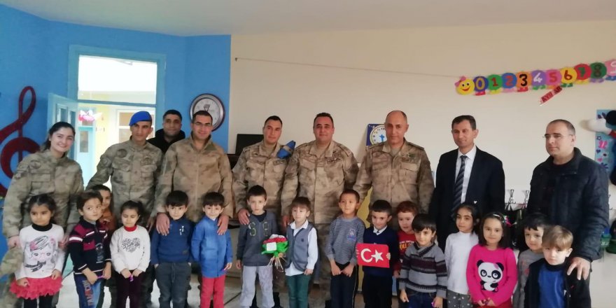 Mardin'de ihtiyaç sahiplerinin yüzü Mehmetçik ile güldü