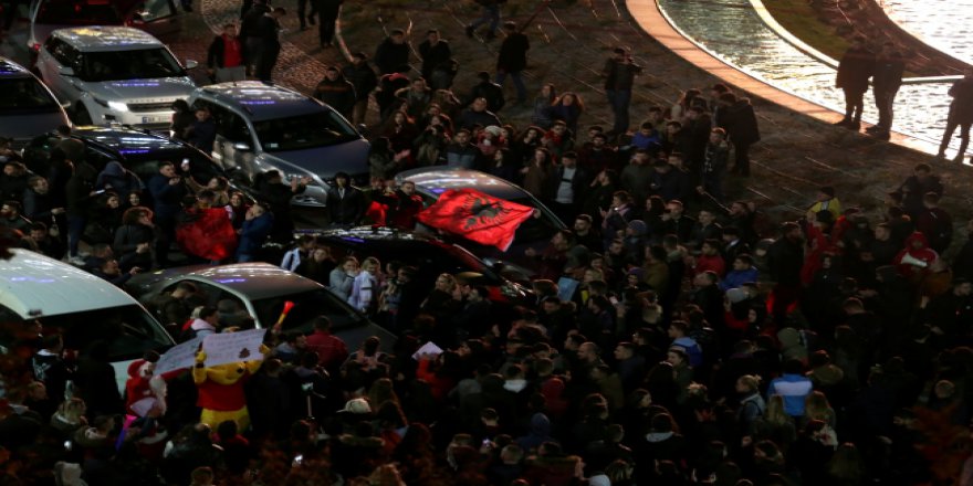 Arnavutluk'ta binlerce öğrenciden harç protestosu