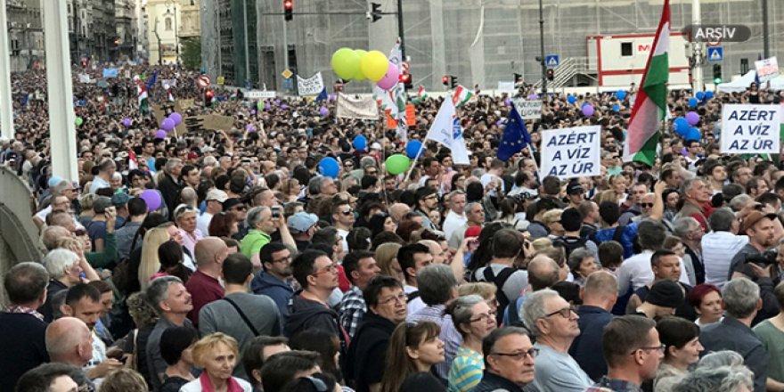 Macaristan'daki gösterilerin nedeni 'fazla mesai'