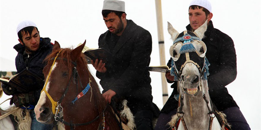 '1001 Hatim' geleneği at üzerinde başladı