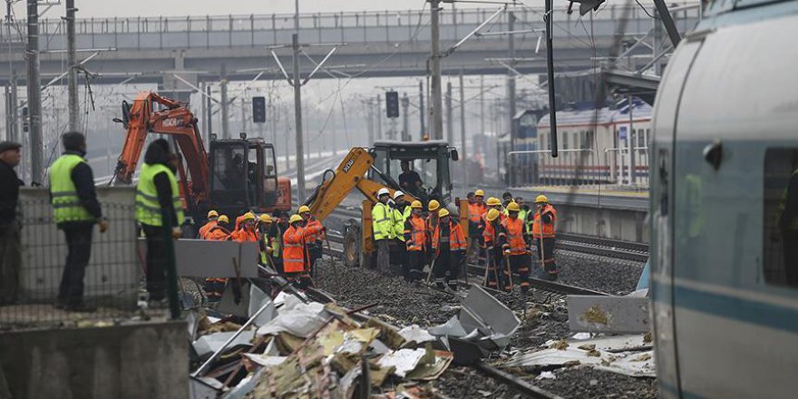YHT kazası sonrası vagon parçaları kaldırıldı