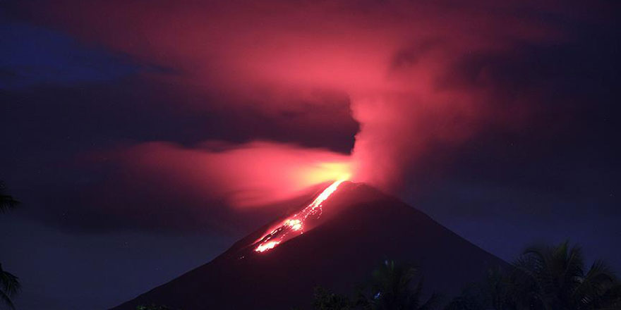 Rusya'daki yanardağın lavları aşağıya doğru akmaya başladı