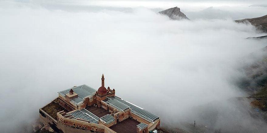 İshak Paşa Sarayı sisler içinde de güzel