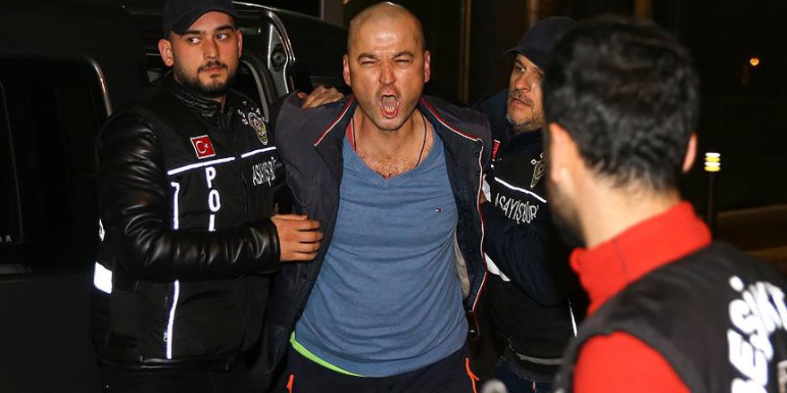 Medya fenomenliğinin iğrenç yüzü: Papağana işkence etti