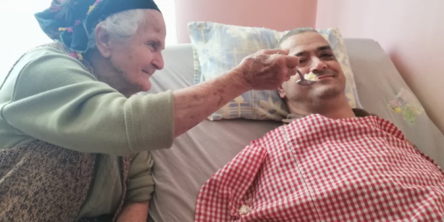 Fedakar annesiyle 46 yıldır el ele mücadele veriyor