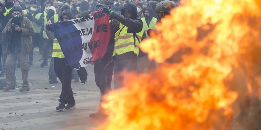 Fransa'da sarı yelekliler otoyol gişesini ateşe verdi