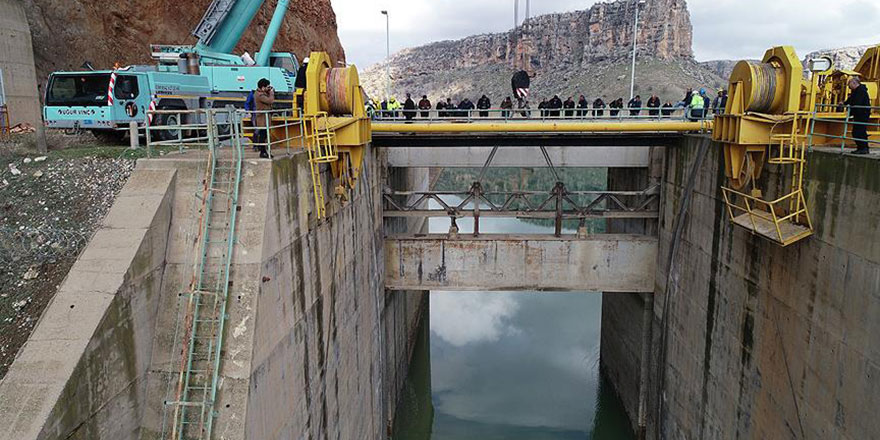 Dicle Barajı'nda kopan kapağın montajına başlandı