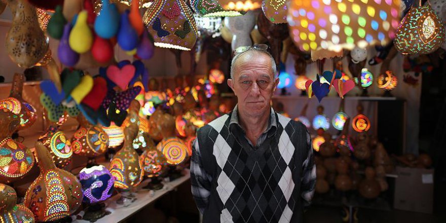 10 yıldır su kabağından avize yapıyor