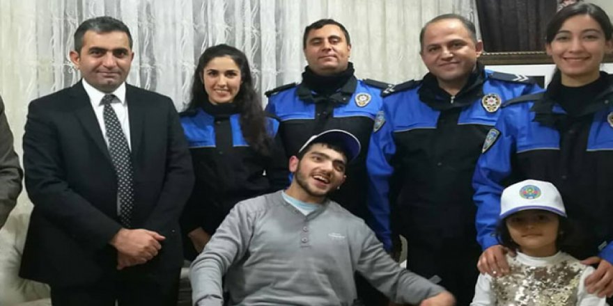 Kahramanmaraş polisinden engelli Atakan'a doğum günü sürprizi
