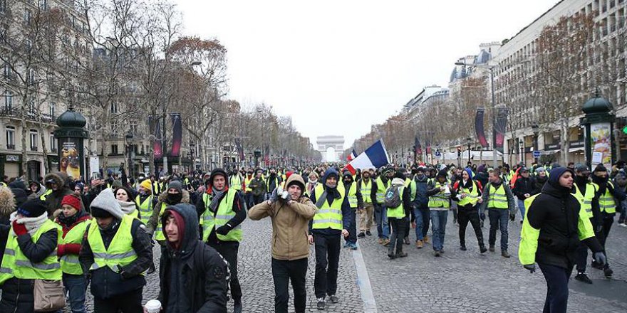 Sarı Yelekliler yolları kapatmaya başladı