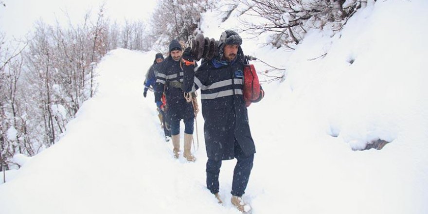 Ovacıklılar elektriksiz kalmasın diye kar kış dinlemiyorlar