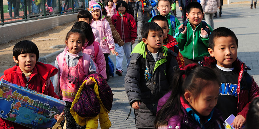 Çin'de öğrenciler çipli üniformayla takip ediliyor