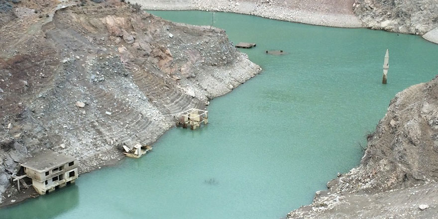 Su çekildi minare ortaya çıktı