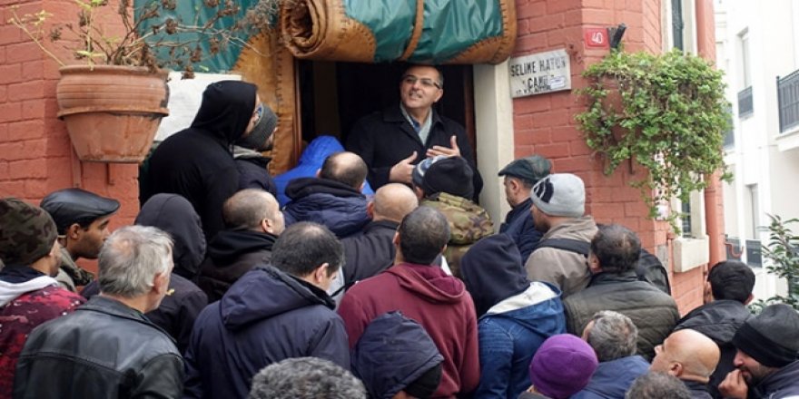 Caminin kapılarını evsizlere açtı