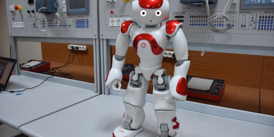 Robotlar şimdi de öğretmenlerin işine talip
