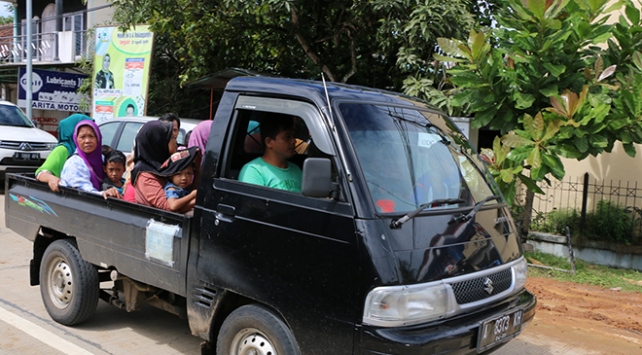 Endonezya'da halk tsunamiden kaçıyor