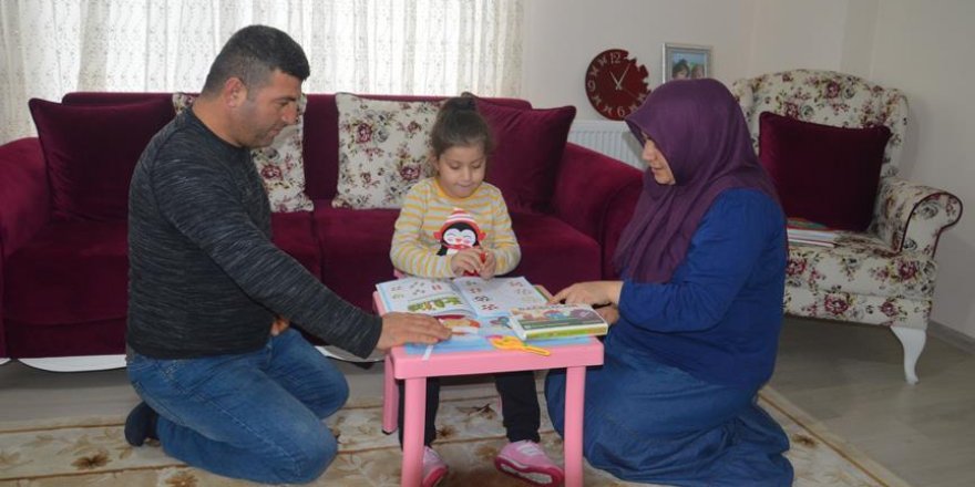 Skolyoz hastası kızlarının tedavisi için yardım bekliyorlar