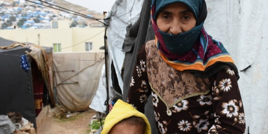 Suriye'deki sığınmacılar ısınmak için çare arıyor