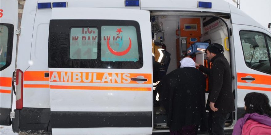 Karda mahsur kalan hastaya ekipler yetişti