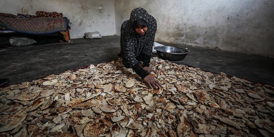 Gazze'de büyük dram: Ekmek satarak ailesini geçindiriyor
