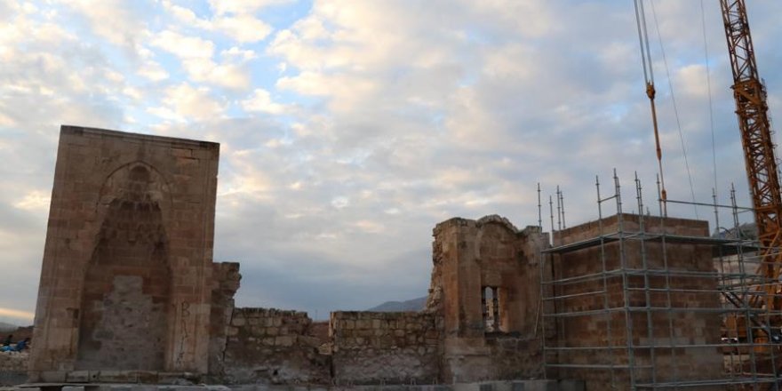 Hasankeyf'te 611 yıllık minare yeniden inşa ediliyor