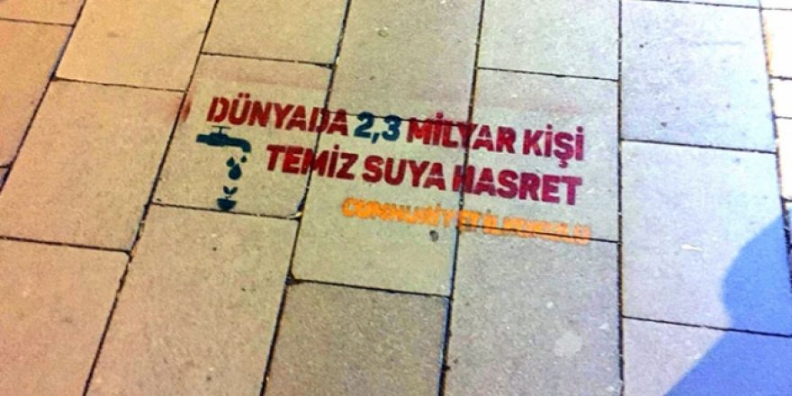 Kaldırımlara yazı yazarak tasarruf bilinci aşılıyorlar