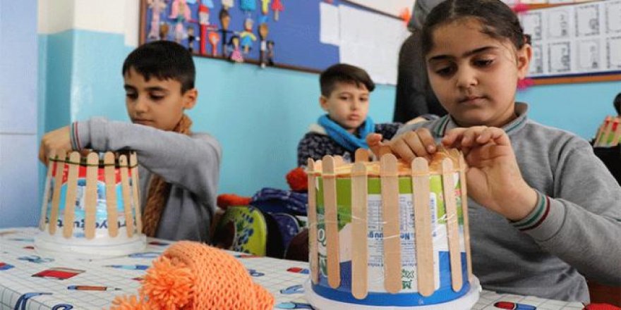 Öğrenciler köy okulundaki arkadaşları için örgü ördü