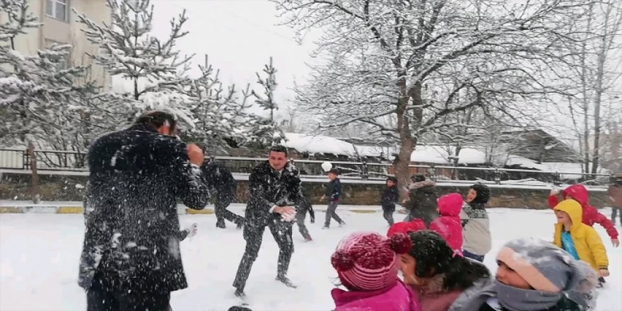 Kaymakam, çocuklarla kar topu oynadı
